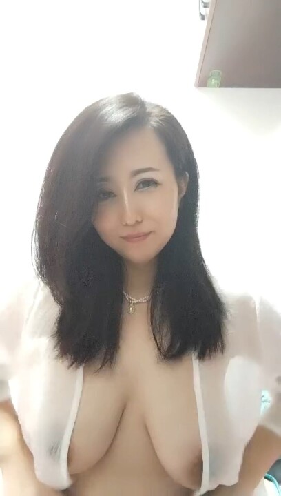 气质超赞的御姐少妇 诱人的大奶子让小哥撕开丝袜