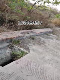 母狗在街上漏出被操，嚇跑一個男人。。。無奈