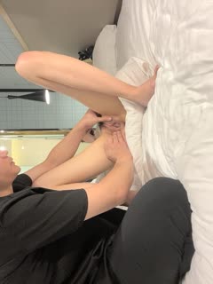 #按摩推油_完美女神酒店叫了個男技師享受精油按摩服務，激情無套上位.