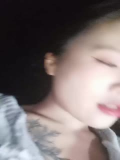 顏值不錯的美女主播露臉戶外小河邊勾搭釣魚的小哥激情啪啪，讓小哥吃奶玩逼口交大雞巴...